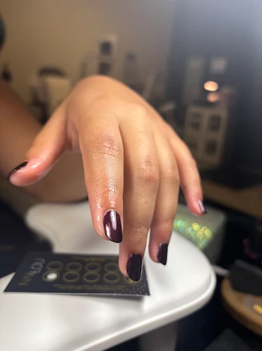 Glossy burgundy manicure